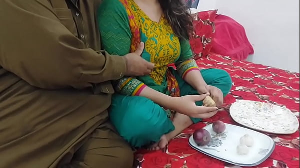 Bantu Ibu Tiri Potong Sayur, Lalu Ngentot Pantat Besarnya, Dia Selingkuh Dari Bapak Tiri, Audio Hindi Jelas.