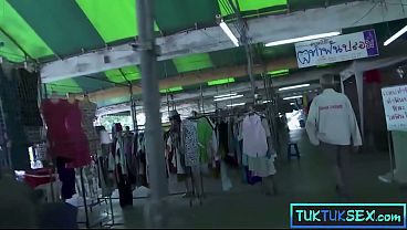 Lidahnya Ditindik, Si Thai Milf Mungil Digebuk Dua Bule
