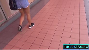 Gadis Amatir Thailand Dicolok Di Dalam Tuk Tuk Terus Digiring Ke Hotelnya Buat Main Bareng.