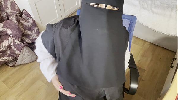 Perempuan Turki Bermata Indah Pakai Hijab, Stoking Ketat, Tangannya Main Di Sela Paha.