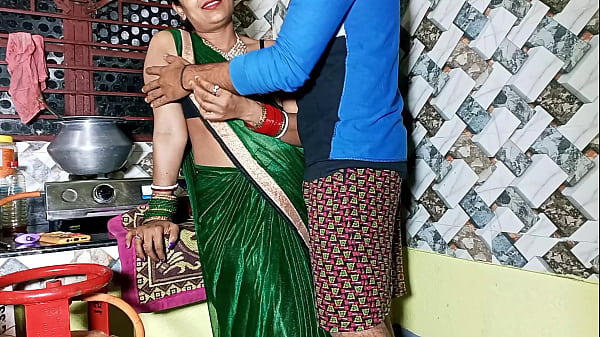 আমার বোন যখন বাড়িতে কেউ ছিল না, তখন কিটচেনে কাজ করছিল, তাকে চোদা! বাস্তব হিন্দি আওয়াজে