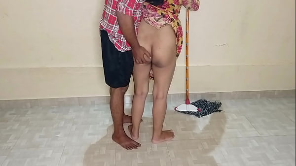 Kamar Lagi Dipel, Mbak Pembantu Tua Digetok Sambil Nyusupin Kontol Ke Mulut Sampe Crot! Suara Hindi Jelas Kedengeran.