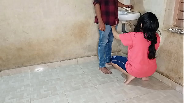Bhabhi Ne Jawaan Plumber Se Apni Choot Ki Pyaas Bujhayi, Jab Tak Woh Pure Garmi Se Choda!