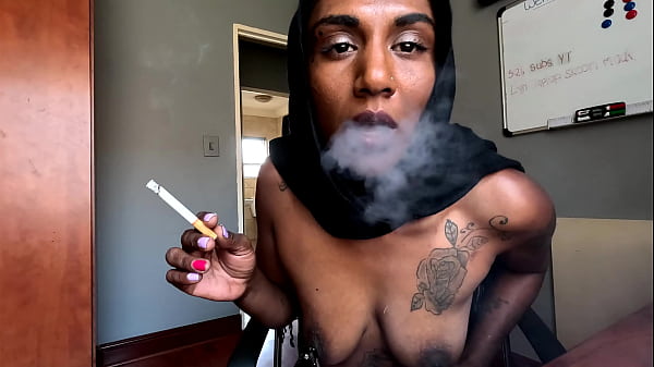 Desi Pakai Hijab, Ngerokok Sambil Putingnya Dijepit.