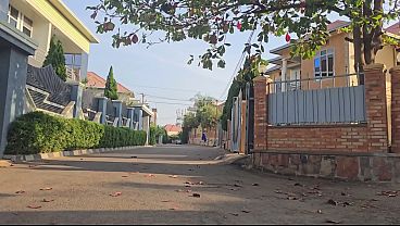 Astaga, Seorang Ibu Arab Lagi Colmek Di Pinggir Jalan Dekat Rumah, Memeknya Basah Kuyup Kelihatan Dari Luar.