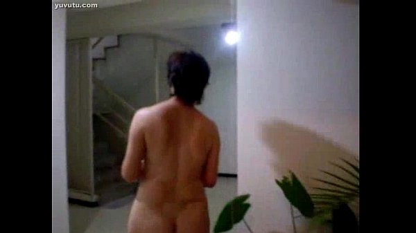 Ibu-ibu China Montok Nyiram Tanaman, Pantat Basah Kena Siraman.