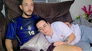 Ibu Tiri Digoda Kakak Tiri Sambil Nonton Bola Brasil, Basah Kuyup Nunggu Giliran.