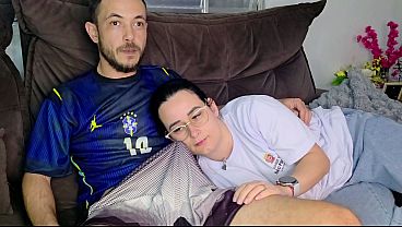 Ibu Tiri Digoda Kakak Tiri Sambil Nonton Bola Brasil, Basah Kuyup Nunggu Giliran.