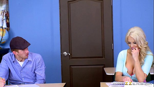 Ibu Guru Kenzie Taylor, Toket Gede Bikin Pelajaran Nggak Konsen Di Sekolah.