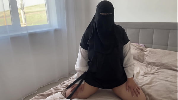 Arab Zalifah Lagi Bersih-bersih, Celana Dalam Dilepas, Lubang Mulusnya Basah Kelihatan